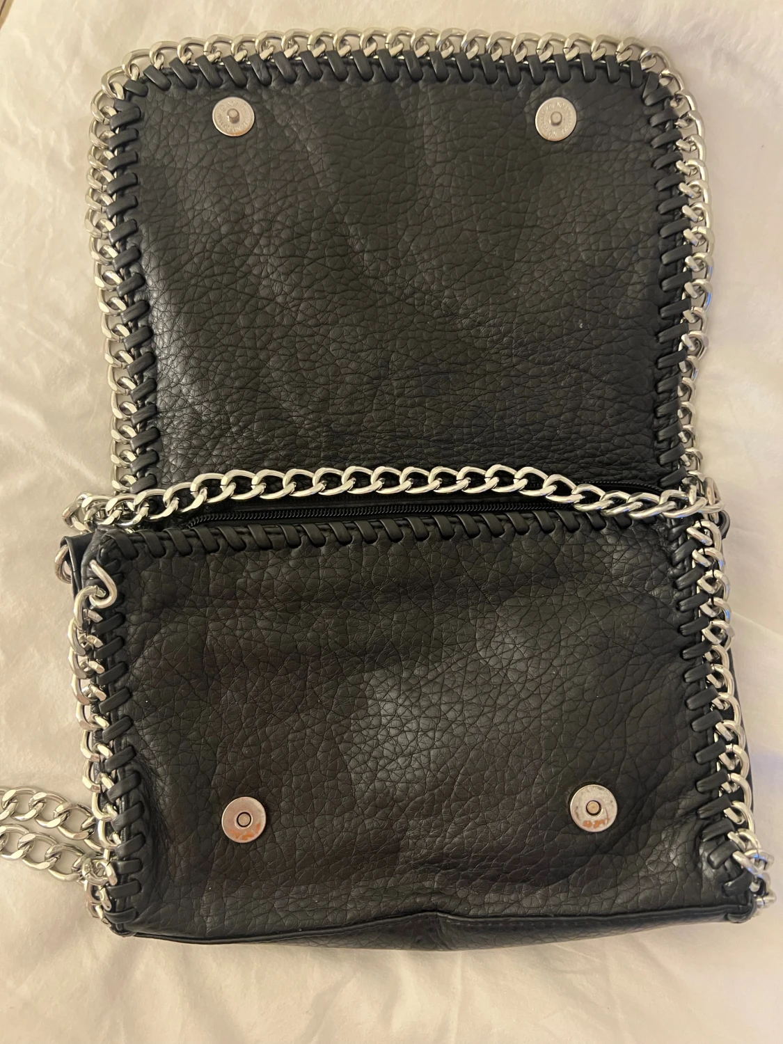 Svart axelväska med kedjedetaljer - 2