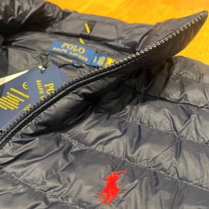 Ralph Lauren jacka  - Helt ny Ralph Lauren Jacka i storlek S. Alla tags sitter på och den är aldrig använd. Hör av dig vid frågor.