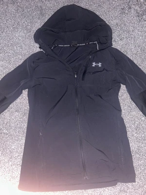 Svart vindjacka från Under Armour - Svart vindjacka under armour köpte den från JD 