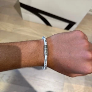Lv armband - Säljer detta väldigt fina armbandet. Fin färg och perfekt för vardagsanvändning. 1 för 149, 2 för 199! Inga defekter alls. Fraktas samma dag😁
