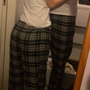 Matchande pjamasbyxor - Säljer 2 par matchande pjamasbyxor eftersom jag köpte fel storlek. Det är bara använda ett få tal gånger och är perfekta som present till en flickvän eller pojkvän!! Ett av paren är storlek S och en av dom är storlek M. Säljer båda för 120 går att förhandlas:)