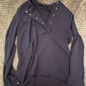 Marinblå blus - Snygg blus från zara! Använd 1 gång! 💙 #blus #blouse #navyblue #zarabasic #zara #chic #minimalistic #casualwear #fallvibes #autumn #blairwaldorf #streetwear #vintage #swag #2000sstyle #y2k 