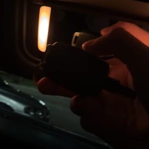 Volvo bilnyckel fjärrkontroll - Original Nissan bilnyckel med fjärrkontroll. Nyckeln är i gott skick med synligt Nissan-emblem. Passar flera Nissan-modeller. Inga synliga skador eller större slitage. Perfekt som extra- eller reservnyckel.