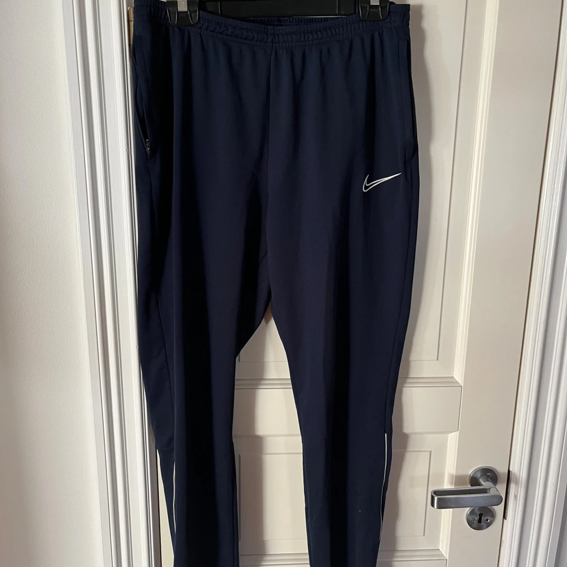 Mörkblå träningsbyxor från Nike dry-fit