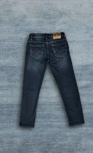 Replay Blue Jeans mörkblå jeans 30/32 - Mörkblå jeans från Replay Anbass med fet tvätt. 30M 32L. Hör av dig vid frågor!