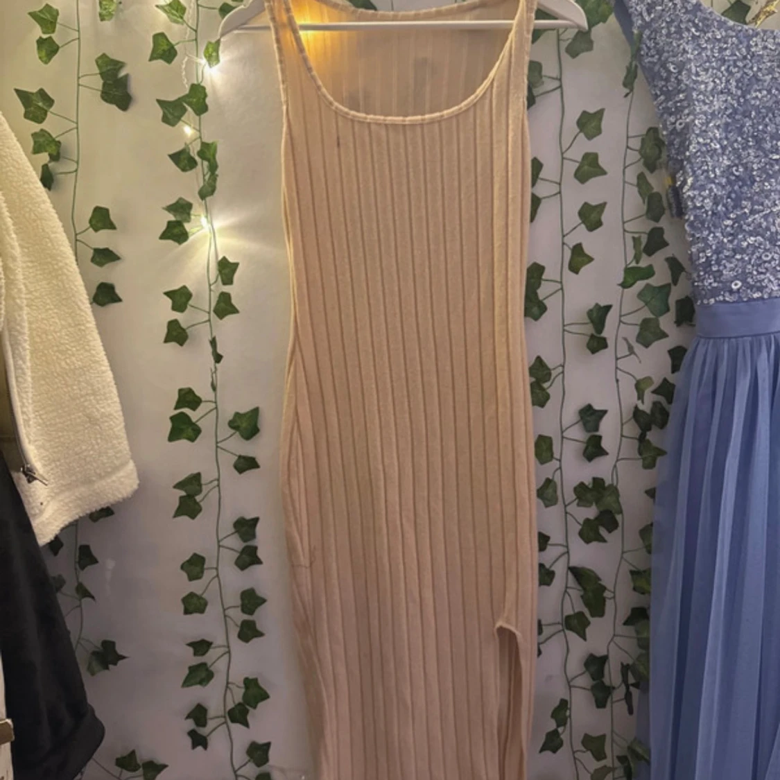 Beige ribbad långklänning - 1