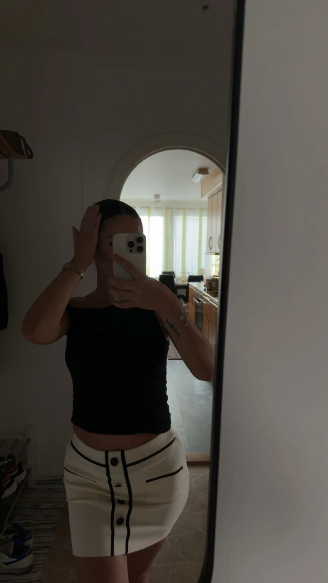 Vit kortkjol med svarta detaljer