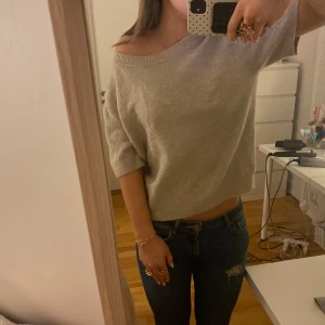 Beige stickad tröja från H&M - Supermysig beige stickad tröja från H&M med korta ärmar och ribbad kant vid hals och nederdel, i storlek M💕