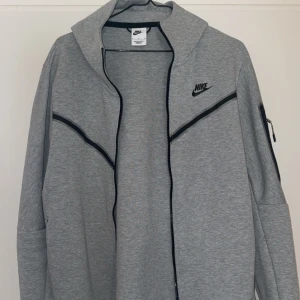Nike Tech Fleece - Grå Nike tech fleece, knappt använd mycket mycket bra skick. Storlek M