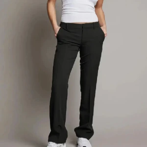 Svarta kostymbyxor från bik bok  - Snygga svarta kostymbyxor med raka ben från bik bok. Bra skick men lite slitna längst ner. 