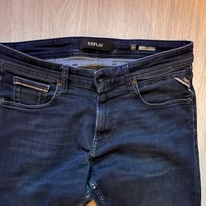 Replay jeans  - Säljer ett par snygga replay jeans. Modellen är Thad och dom är w30 L32. Lite slitna på vissa ställen men fortfarande finna. Grenen och vid backfickan är det lite slitet men vid backfickan syns det inte läder saken där bak är också sliten skriv för bild. Fraktas inom 48 timmar 