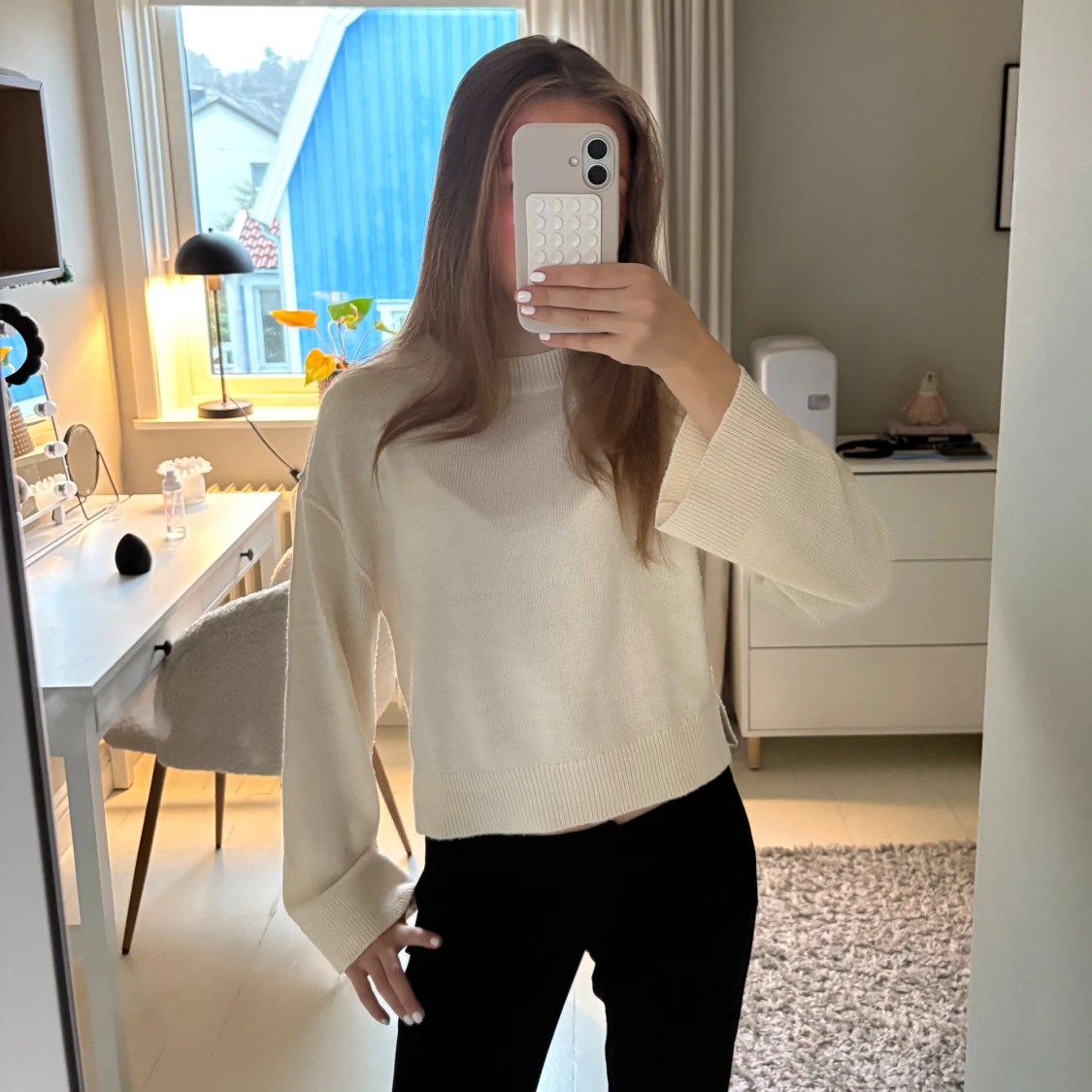 Krämvit stickad croppad tröja