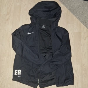 Nike vindjacka - Säljer min vindjacka från nike då den är för liten för mig! Inga defekter alls‼️ Hör gärna av er vid funderingar eller prisförslag🙏🏽