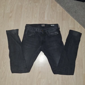 Replay anbass jeans mörkgråa - Säljer dessa mörkgråa replay anbass jeans då de inte längre kommer till användning, storleken är 29/32‼️ Hör gärna av er vid funderingar eller prisförslag🙌🏼