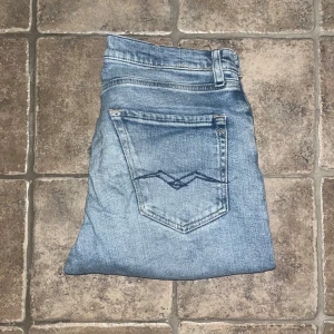 Replay  jeans - Ljusblå Replay Thad jeans. Modellen är skinny passform. Viktigt, Storleken är 16 år men jag beömder att de sitter som storlek W30 L30 men utgå ifrån måtten :) Midja 37cm, längd 93cm. OBS se defekt på sista bilden. JAG SKICKAR EJ FLER BILDER NÄR JAG BÄR JEANSEN! för storleksguide hänvisar jag till måtten och för bättre inblick i passformen rekommenderar jag att googla på modellnamnet. Jeansen kan vara uppsydda utan att jag noterat det så kolla måtten noggrant:) s4 