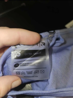 Träningstopp - Prime Seamless Top - En super fin tränings topp från RELODE från deras kollektion Prime Seamless i färgen lilac.  Toppen har ett mjukt och följsamt material med öppen rygg, kupor som går att ta ur.  Ny med lappar kvar. Nypris 499kr 