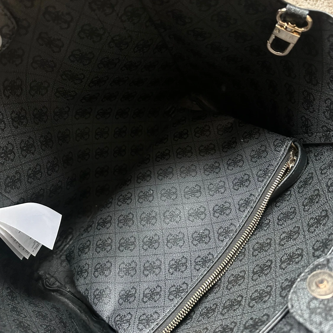 Svart väska från Guess - 2