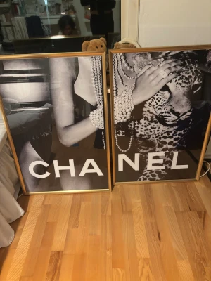 CHANEL Poster - Två snygga svartvita posters med CHANEL-text, pärlsmycken och en leopard.  De är 60x90 cm och de kommer UTAN RAM. Dvs säljer endast posterserna då jag råka beställa 2 likadana. Lite suddiga om man kollar nära men ser ut på bilden om man kollar långt ifrån! 
