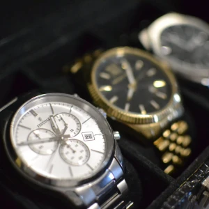 Herr märkesklockor - Stiliga klockor för olika tillfällen. Gant & Michael kors är simpla och drivs av japansk kvartsverk och är homage till dyra lyxklockor. Festina har en fin vit ur och är kronograf dvs att den kan mäta sekunder, minuter och timmar men visar även datumet. 2700kr för hela settet men skriv gärna om du är intresserad av just en!