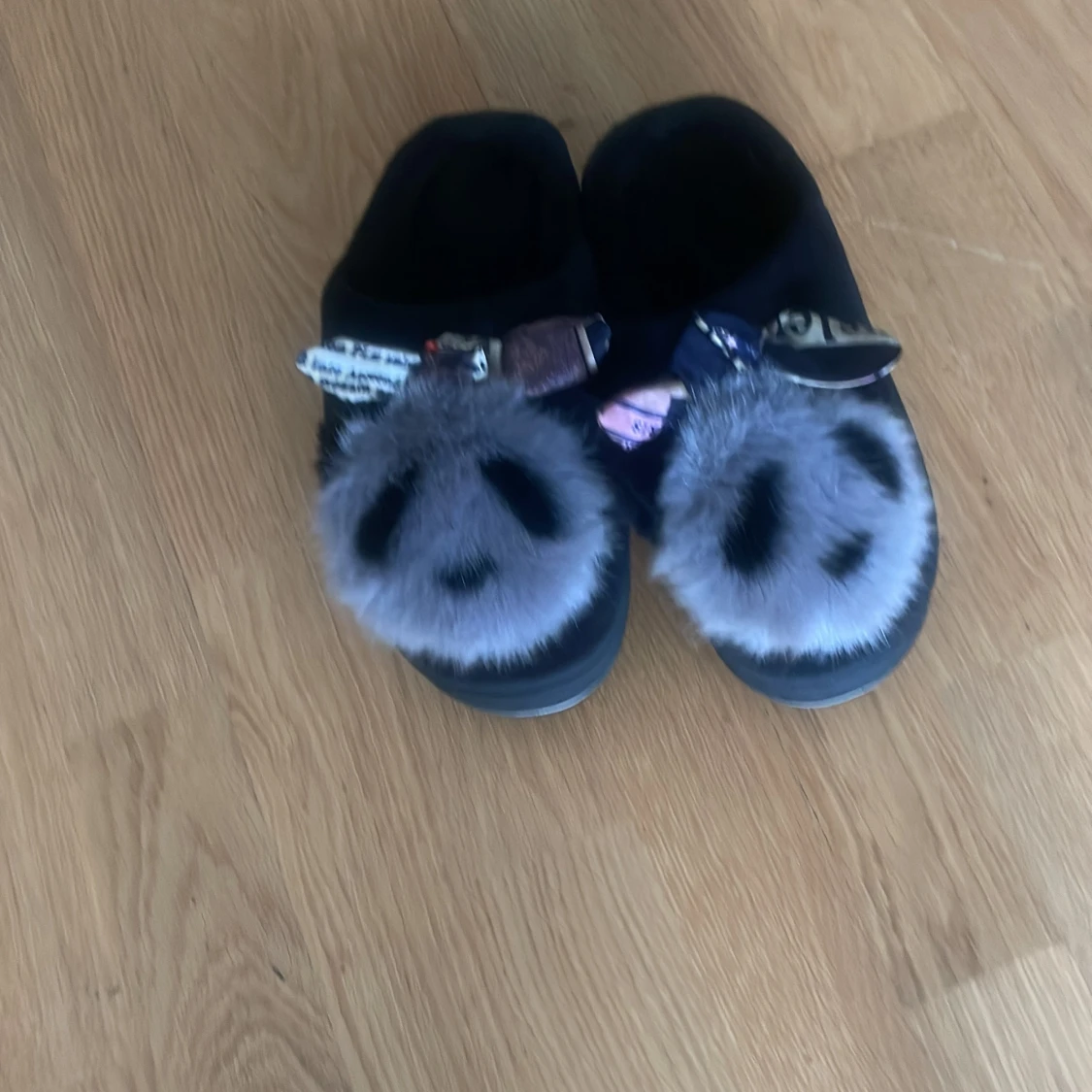 Svarta sneakers med fluffiga detaljer - 2