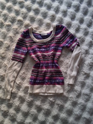 Stickad tröja - Säljer en stickad tröja från att i storlek xs. Den är väldigt varm och go så passar bra på vintern. Köparen står för frakten! Hund finns I hemmet🐕