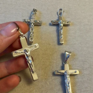 Kors hängen  - Säljer 4 stycken kejsar kors hänge i äkta silver för 500kr styck skriv vid intresse köparen står för frakten! vid köp av flera kors priset kan diskuteras. 