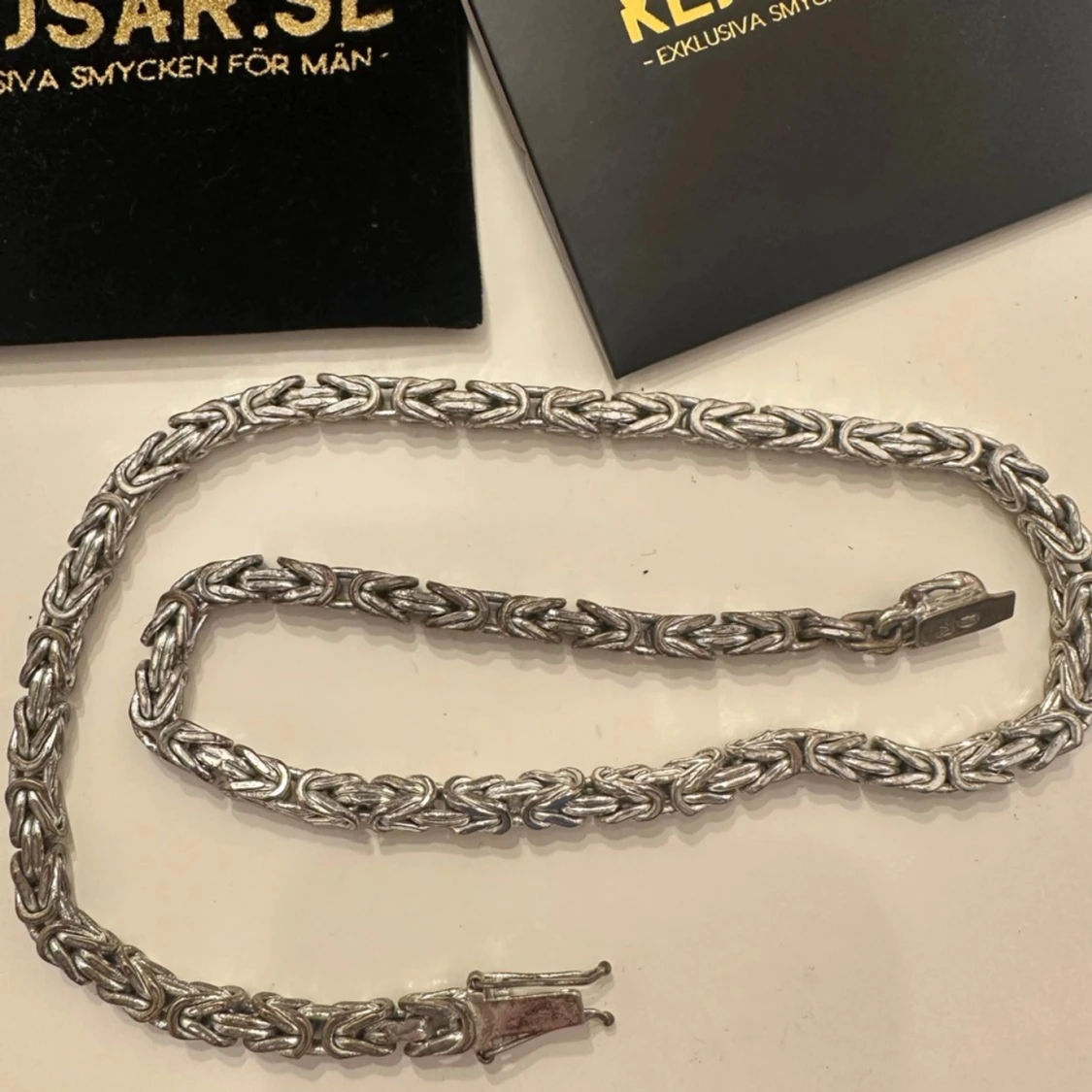 Silverfärgat halsband från Kejsar.se