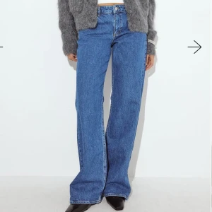 Blå wide jeans från NA-KD -  Blå jeans från NA-KD med låg midja och raka ben. Nypris 699. 