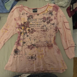 rosa y2k tröja  - Säljer en rosa tröja som ger y2k vibes. Det står inte vad storleken på den är men den passar upp till M, kan ge mått om det behövs. Finns ett litet hål från prislappen men den syns inte när man har tröjan på sig.