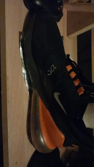 Nike Air 270 svart och orange sneakers - Halloween limited edition Air max 270. Storlek 42. De går för 309$=~3000kr. Jag har haft dem i snart 3 år men aldrig använt dem för att dem blev för små och jag tyckte inte riktigt om dem. Dem har inte lådan men kommer skicka ut dem med extra skosnören och en jordan låda. 