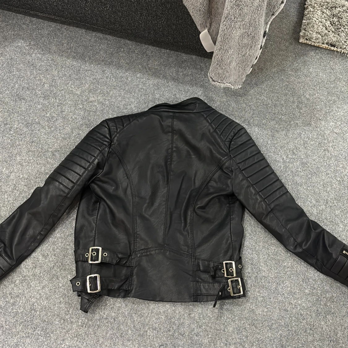 Svart skinnjacka med dragkedjor - 1