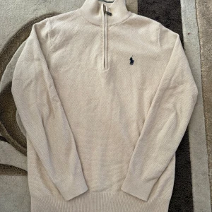 Ralph Lauren polo halv zip - Strl M, men sitter åt ganska mycket. Så passar dig som vanligtvis har S perfekt 