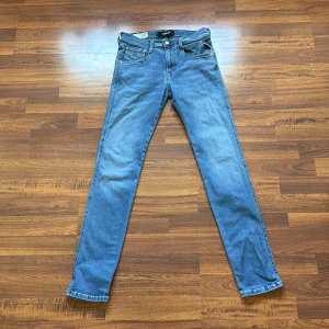 Ljus blåa Replay Anbass Hyperflex - Tja! Säljer ett par sjukt snygga ljusblåa Replay jeans i anbass modellen och det är Hyperflex som är att jeansen är lite mer stretchiga och sköna att ha. Skick: 9/10 använda ett fåtal gånger inga defekter fof i super fint skick. Storlek: W29 L32. Pris: 600kr pris kan diskuteras vid snabb affär💨Kom DM vid fler bilder eller funderingar🥰