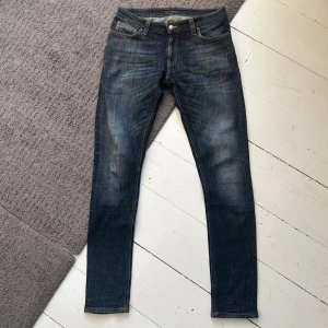 Mörkblåa Nudie Lean Dean Jeans - Galet snygga Nudie jeans med en galant wash. | W31 L34 | Nypris 1699kr | Som nya, inga tecken på användning. | Är inte 100% på modellen, men gissar på Lean Dean. | Skriv vid minsta fundering, priset är ej hugget i sten!