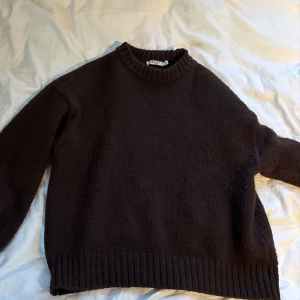 Brun stickad tröja från NA-KD - Mysig brun stickad tröja från NA-KD med rund hals och ribbade muddar vid hals, ärmslut och nederkant!