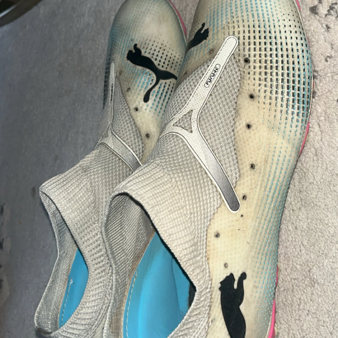 Puma fotbollsskor med blå detaljer