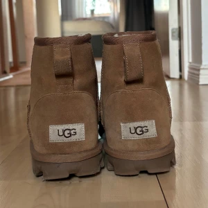 Beige uggs skor  - Ett par äkta uggs, perfekta till vintern. Såå varma och sköna, säljer pga att de är lite för stora för mig. Köptes för 2000kr 