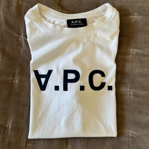 Apc T-shirt - Vit A.P.C t-shirt i storlek S. Köpt från Care of Carl och har minimala tecken på användning. Hör av dig om du har frågor kring passform mm. 