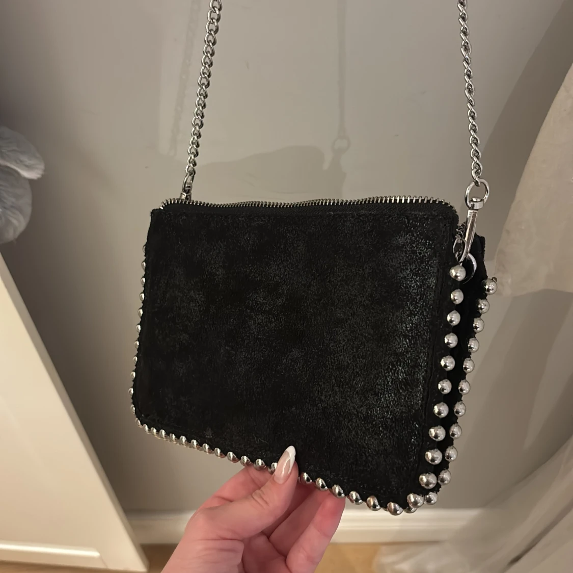 Svart axelväska med silverkedja - 2