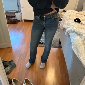 Blå jeans från Junkyard XS - Snygga blå jeans från Junkyard i storlek XS. Ganska använda men i ett bra skick, tyvärr för små för mig😚