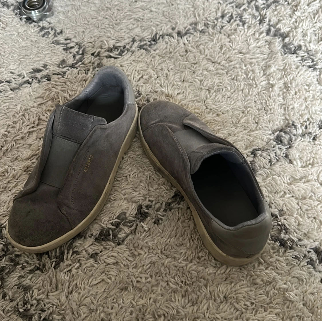 Grå slip-on sneakers från Axel Arigato - 3