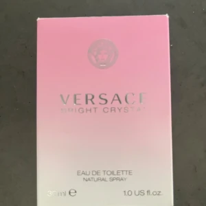 Versace Bright Crystal 30ml - Versace Bright Crystal Eau de Toilette, 30ml. Snygg rosa förpackning och flaska med kristallin look. Perfekt storlek att ta med i väskan. En populär doft från Versace som sticker ut. ca 80% kvar i flaskan . 