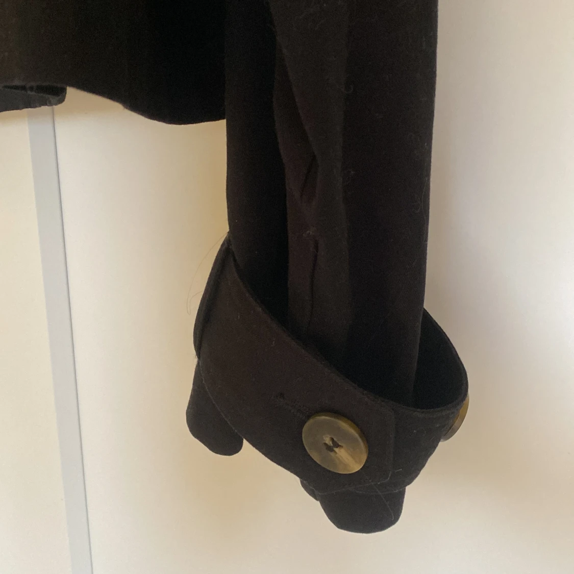 Svart croppad trenchcoat från Gina Tricot - 3