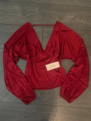 Helt ny slutsåld röd satintopp Nelly - Helt ny slutsåld satintopp från Nelly med prislapp i strl xs🩷 Postar idag!!