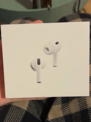 AirPods Pro 3 - Snygga och populära AirPods Pro från Apple, levereras i originalförpackning med laddningsetui. Trådlösa hörlurar med aktiv brusreducering och bekväm passform. Helt nya aldrig använda! Säljer för ja redan har ett par. Orginalpris 3500kr. 2700kr +frakt
