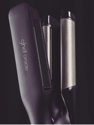 GHD locktång - Använd ett par fåtal gånger, funkar precis lika bra som en ny. Endast i ett drag blir lockarna bra.  Produktnamn: ghd oracle curler.  Nypris: 2499kr Pris kan diskuteras vid snabb affär