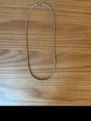 Cordell halsband pläterad silver - Pläterad silver cordell halsband som är 50cm lång och 3 mm tjock. Hör av er vid funderingar. Pris kan eventuellt diskuteras vid snabb affär.