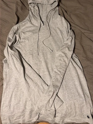 Ralph Lauren Hoodie - En polo hoodie i tunnare material som är riktigt skön och snygg. Storleken är L och modellen på sista bilden är 185. Ny skick 