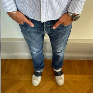 Replay Jeans - Säljer ett par feta replays som knappt kommer till användning, Storlek W31, L32. Lite rakare passform! Hör av er vid funderingar! Kille på bild är 183cm ,72kg.