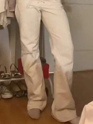 Vita bootcut-byxor med snörning - Populära jeans från zara som ej säljs längre💕  Säljer pågrund av att jag beställde fel storlek!  En pytteliten defekt (se på sista bilden) som kommer ifrån när jag testade jeansen, men inget som syns på!🥰  Storlek 44(xxl), men passar XL/L🫶
